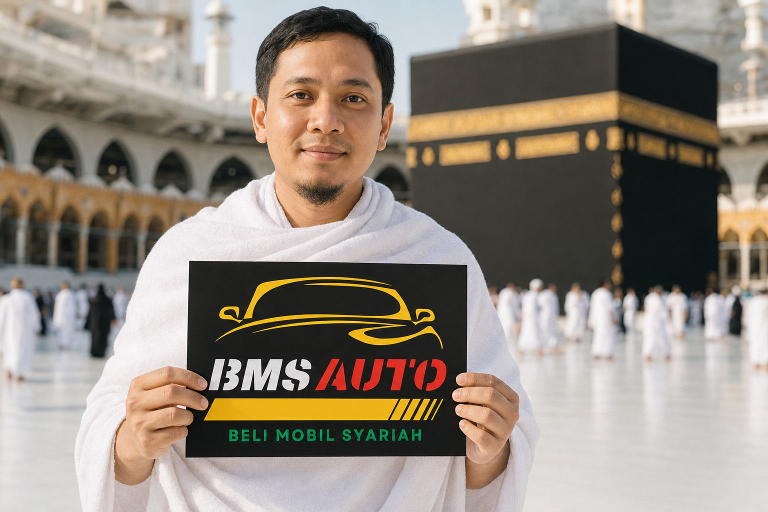 Jamaah umroh memegang poster BMS Auto